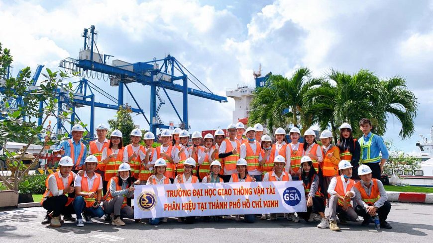 Trường Đại học Giao thông vận tải phân hiệu thành phố Hồ Chí Minh đến tham quan hoạt động của cảng Cát Lái.